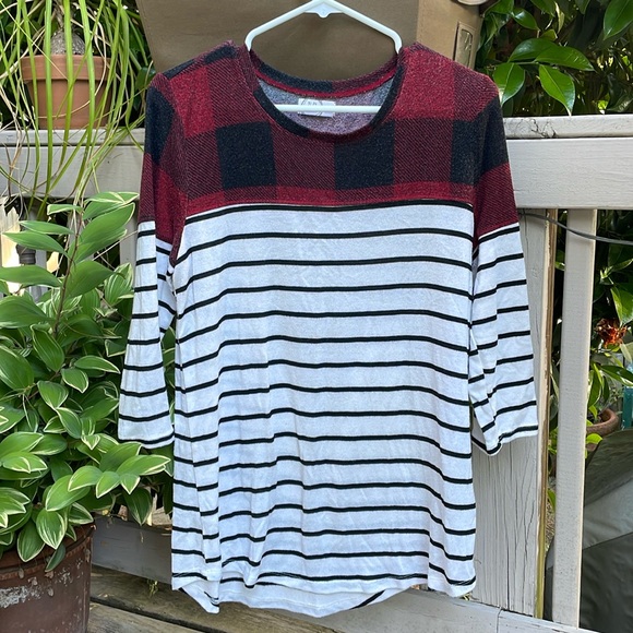 24/7 small plaid and striped sweater - Picture 1 of 2